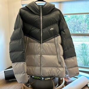 Nike puffer jacket size large